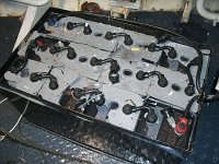 Ontplofte accu's, door een vonk van slijptol. Kan gebeuren bij gasvorming tijdens en enige tijd na het opladen.