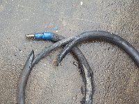 Accukabel lag jaren door een pijp, waarin soms bilge-water van de machinekamer stond: isolatie totaal verteerd. Gelukkig viel het bij de PLUS mee, anders enorme kortsluiting.