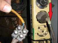 Schroef dwars door stopcontact heen, kabel achter stekker rondom gescheurd, en voor het gemak de aarde maar afgeknipt (kroonsteentje was te klein denk ik)