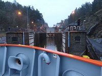 De sluizen zijn wat krapjes voor dit schip